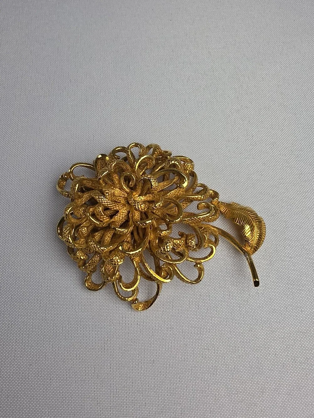 VNTG Signed Castlecliff Gold Tone Chrysanthemum Floral Brooch Pin Textured MCM